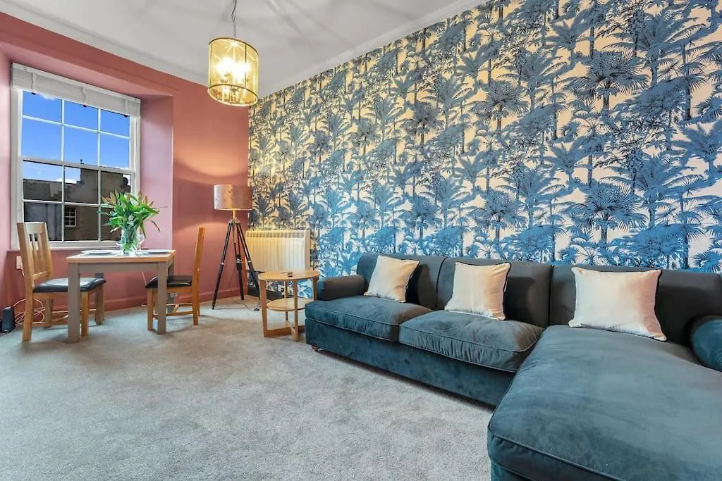 Boutique Modern Royal Mile Apartment Sleeps 4 Edinburgh