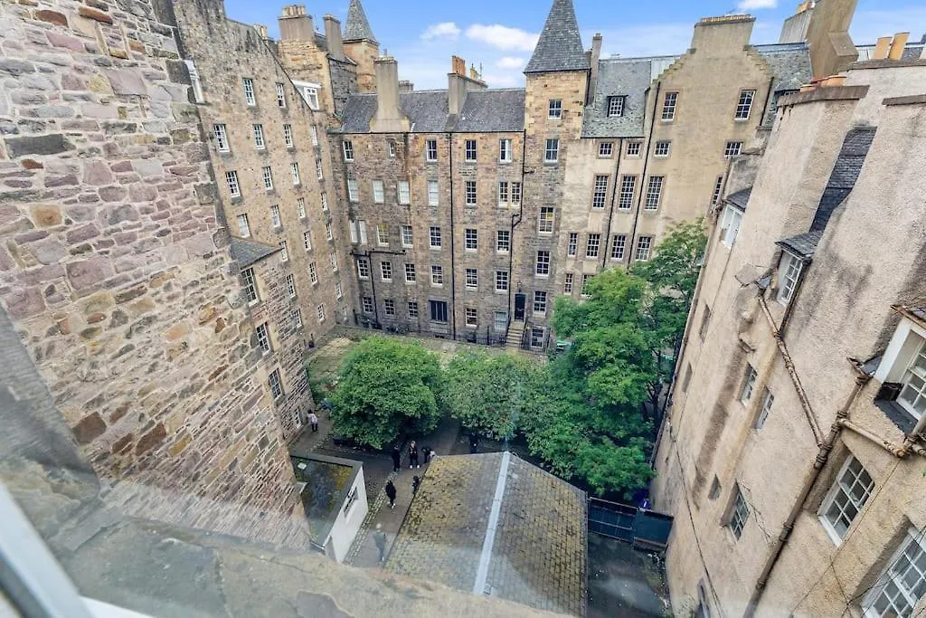 Boutique Modern Royal Mile Apartment Sleeps 4 Edinburg